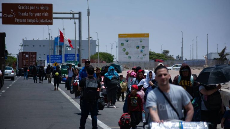 Perú convocó comité binacional con Chile por crisis migratoria y decretó Estado de Emergencia en la frontera
