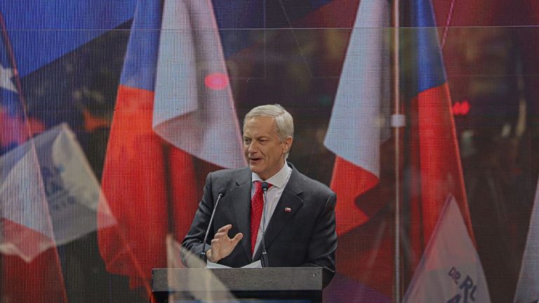 Mercado internaliza posible ventaja de Kast en segunda vuelta: acciones se disparan y baja el dólar