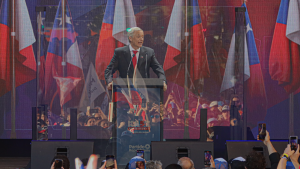 Kast volvió a usar vidrio blindado en medio de llamados de La Moneda a no 