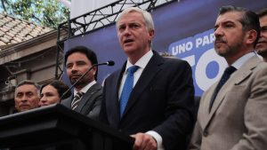 Kast llama a Boric a viajar al norte tras decisión de Perú: 