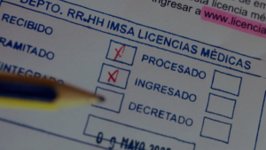 Causó perjuicios por $13 mil millones: el caso del médico chileno que emitió 28 mil licencias falsas