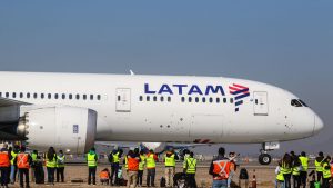 Se sumó a otras aerolíneas: los motivos que llevaron a Latam a suspender sus vuelos a Venezuela