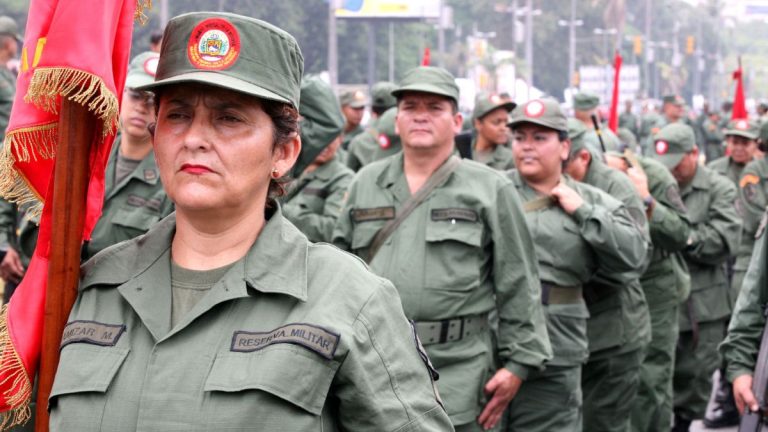 Precariedad en plan de Maduro ante eventual ataque: los problemas en la práctica que complican la defensa de Venezuela