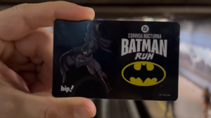 Metro de Santiago lanza tarjeta Bip! en honor a Batman: en estas estaciones la puedes adquirir