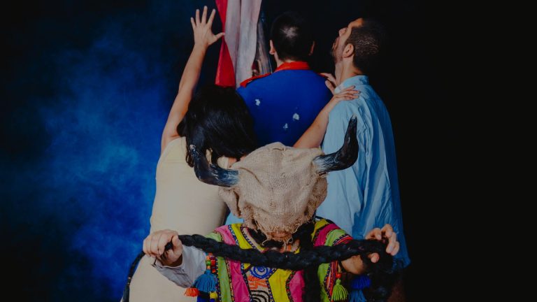 Teatro La Obra despliega un museo vivo para cuestionar el relato nacional desde la danza y el radioteatro