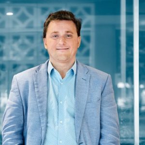 Heredero del clan Bata invierte en startup chilena de remedios al costo: “Quiero apoyarlos en la internacionalización