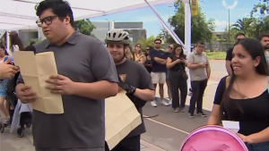 Elecciones 2025: alertan entrega de las papeletas a personas que estaban en la fila para votar