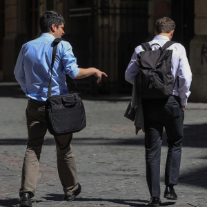 Los factores que explican la baja del desempleo en Chile: desocupación femenina cae del 9% por primera vez desde enero de 2024