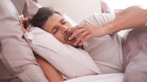 ¿Insomnio nacional?: casi 9 de cada 10 chilenos necesita algo para dormir