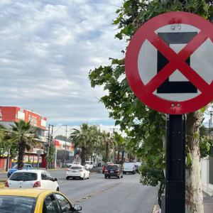 Empleo en riesgo y mejorar transporte público: las dos caras de la pugna entre locatarios y el Municipio de La Cisterna por cierre de estacionamientos