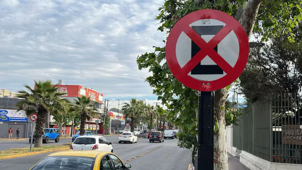 Empleo en riesgo y mejorar transporte público: las dos caras de la pugna entre locatarios y el Municipio de La Cisterna por cierre de estacionamientos