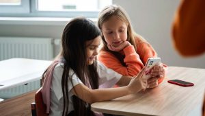 Senado aprueba prohibición de celulares en los colegios: cómo se implementará y qué excepciones habrá