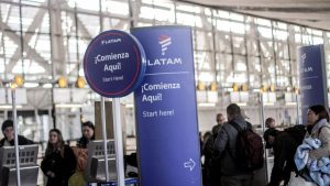 Pasajeros no podrán votar: Latam aumenta cancelaciones de vuelos en medio de huelga de pilotos