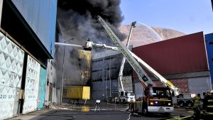 VIDEO - Incendio en la Zofri: buscan evitar reactivación del fuego y cuál es la medida que se tomó a favor de estudiantes