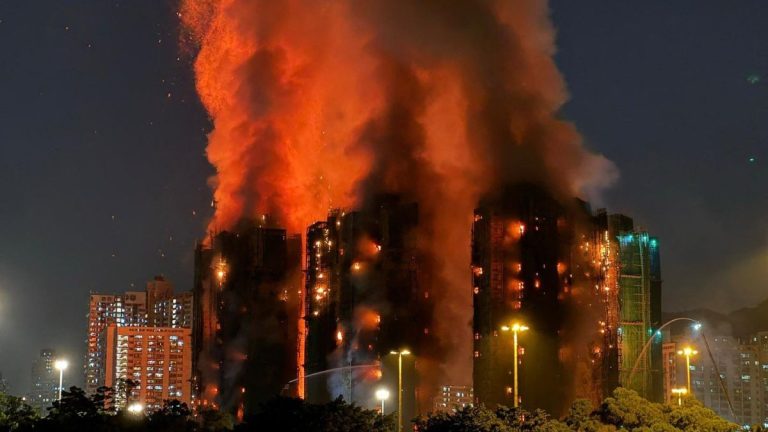 VIDEO - Cómo se expandió el incendio en varios edificios de Hong Kong que dejó 13 muertos
