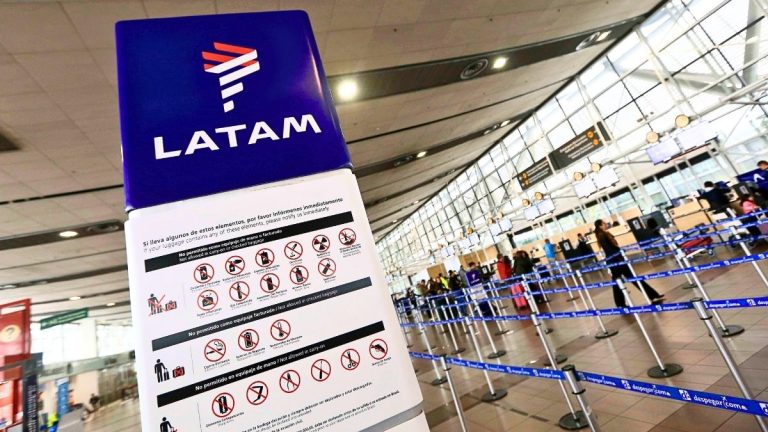 97% rechazó oferta de la empresa: cómo se verán afectados los vuelos ante eventual huelga de casi 500 pilotos de LATAM