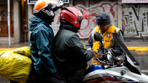 Incremento de asaltos de motochorros en RM: las comunas más afectadas y los horarios en que más se producen robos