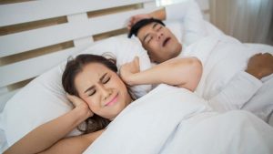 Roncador pasivo: las consecuencias en la salud de quienes duermen junto a una persona que ronca