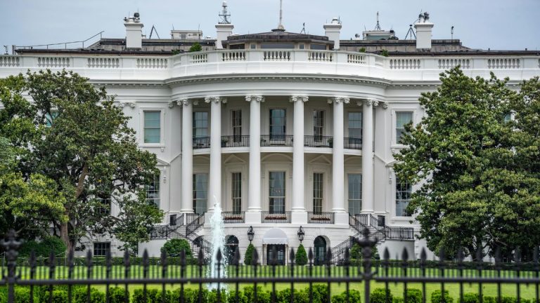 Un muerto y periodistas evacuados: lo que se sabe de los disparos en la Casa Blanca