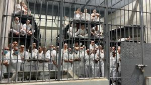 Los crudos relatos de 40 venezolanos que denuncian haber sido torturados en megaprisión de El Salvador