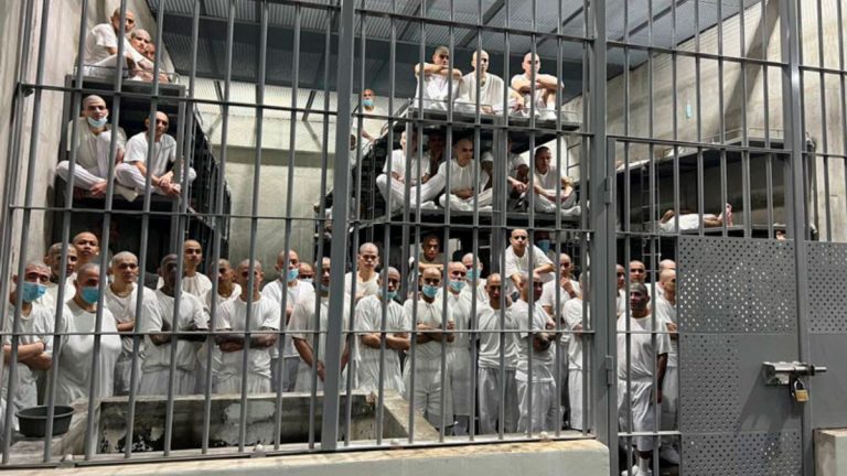 Los crudos relatos de 40 venezolanos que denuncian haber sido torturados en megaprisión de El Salvador