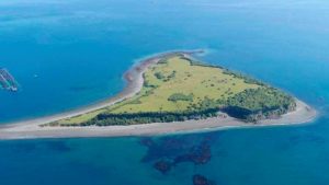 Más de 30 hectáreas, faro y acantilados: conoce la isla de Chiloé que se vende por $1.800 millones