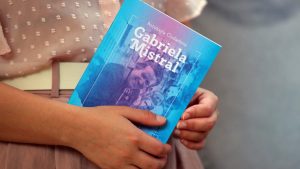 Inauguran el Tren Gabriela Mistral en Estación Central para conmemorar los 80 años del Nobel de la poeta chilena