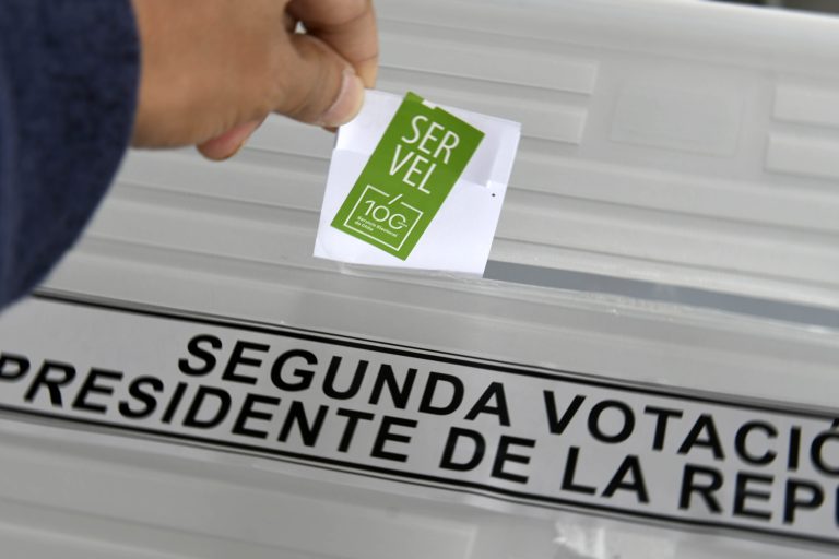 Denuncia de intervención, aviso de bomba y las votaciones de los candidatos: así fueron las primeras horas de una fría segunda vuelta