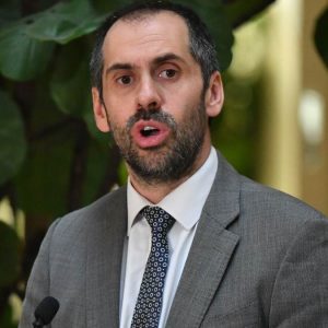 Polémica por “ley de amarre”: UDI plantea acusación constitucional contra ministro de Hacienda