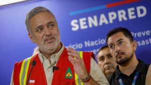 VIDEO - El momento en que edificio del Senapred fue evacuado por alarma de humo en medio de una pauta de prensa