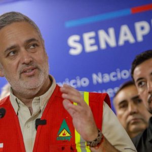 VIDEO - El momento en que edificio del Senapred fue evacuado por alarma de humo en medio de una pauta de prensa