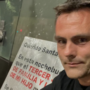 FOTOS - La emotiva Nochebuena del hombre que le pidió al Viejo Pascuero recuperar a su hijo