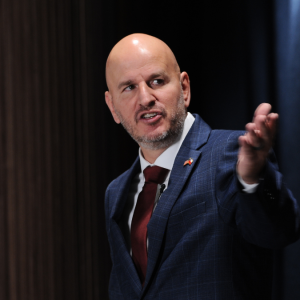 De La Ligua a La Moneda: el embajador de Estados Unidos que incomoda al Gobierno y apunta a restablecer relaciones en el mandato de Kast