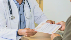 Cómo operaban y quiénes son los médicos detenidos por emitir 36 mil licencias falsas a funcionarios públicos