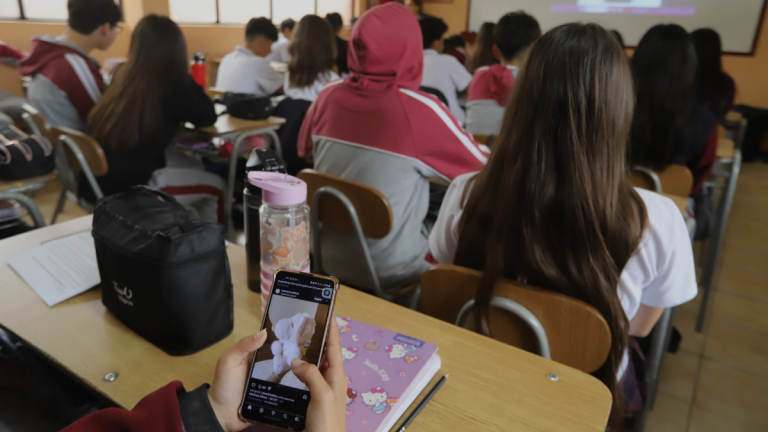 Aprueban prohibición de celulares en colegios: cuándo comenzará a regir
