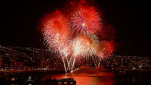 De norte a sur: conoce las 14 comunas que recibirán el 2026 con fuegos artificiales y drones