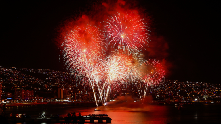 De norte a sur: conoce las 14 comunas que recibirán el 2026 con fuegos artificiales y drones