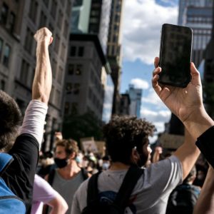 Los países con mayor riesgo de sufrir protestas de la Generación Z, según Bloomberg