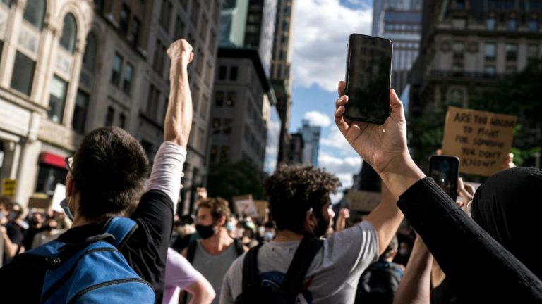 Los países con mayor riesgo de sufrir protestas de la Generación Z, según Bloomberg