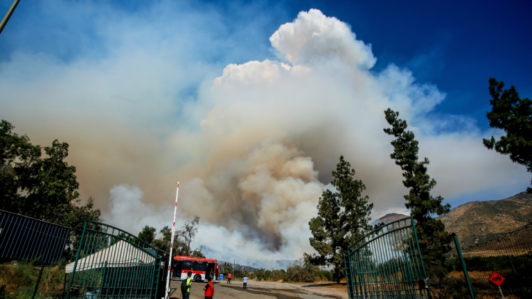 Incendio en San Carlos de Apoquindo ya consume 470 hectáreas y no amenaza sectores residenciales