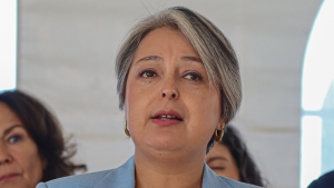 Jeannette Jara apuntó a la Municipalidad de Santiago por falsa boleta de deuda del TAG