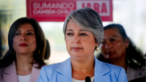 Entre el optimismo moderado y el temor por una debacle electoral: la tensa espera del comando de Jara por el 14-D