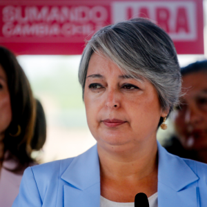 Entre el optimismo moderado y el temor por una debacle electoral: la tensa espera del comando de Jara por el 14-D