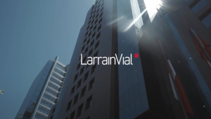 LarrainVial, accionista de Cruzados y Blanco y Negro, quedó a cargo de venta de acciones de Azul Azul