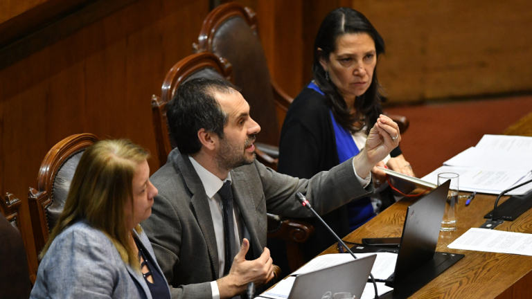 No hay recursos: alertan que faltan USD 1.150 millones para financiar reajuste del sector público