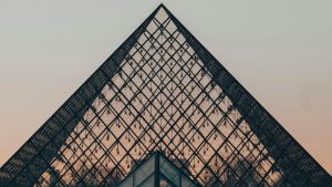 Fallas encadenadas y falta de coordinación: cómo escaparon los ladrones del Louvre según el Ministerio de Cultura de Francia