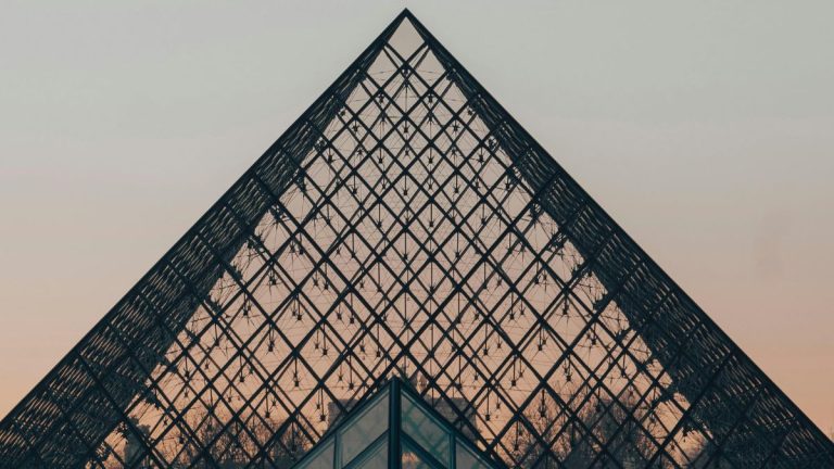 Fallas encadenadas y falta de coordinación: cómo escaparon los ladrones del Louvre según el Ministerio de Cultura de Francia