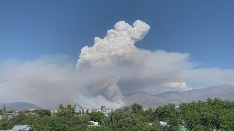Enorme nube de humo en Las Condes: incendio en San Carlos de Apoquindo moviliza a 14 compañías de Bomberos