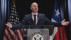 Embajador de EEUU extiende su choque con La Moneda: 