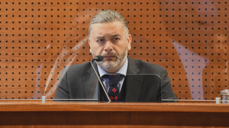 El nuevo flanco del juez Daniel Urrutia: indagan viajes al extranjero con licencia médica